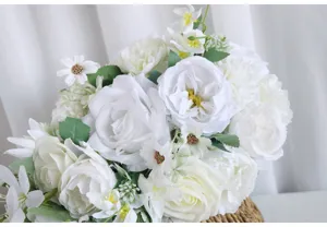 Nahaufnahme Detail des künstlichen weißen Hochzeitsbrautstraußes mit Rosen und grünen.