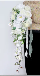 Künstlicher kaskadierender Brautstrauß weiße Rosen Seidenblumen für Hochzeitsfotografie.