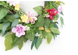 Frühling künstliche Blumenkranz Detail, realistische florale Wandbehang Dekor für zu Hause.