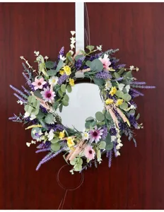 Details des künstlichen Lavendel-Blumenkranzes, ideal für Wand- und Tür-Hängedekoration.