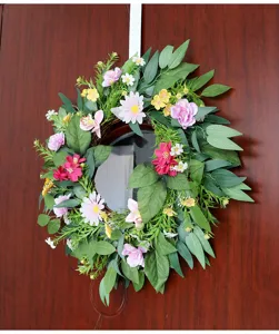 Frühling künstlicher Blumenkranz Detail, bunte Deko hängende Blumen für Tür und Wand.