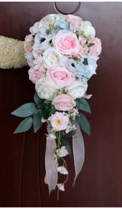 Bouquet de mariée cascade artificiel avec roses roses, feuilles d'eucalyptus et rubans.