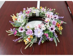 Künstlicher Gänseblümchen-Kranz Detailansicht, ideal für Frühlings-Tür- und Wanddeko.