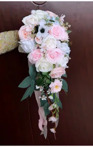 Magnifique bouquet de mariée artificiel en cascade avec des roses roses et blanches élégantes.