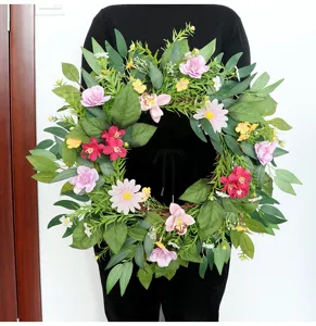 Frühling künstliche Blumenkranz Detail, dekorative Pflanze Rebe Ring für Hauswand hängen.