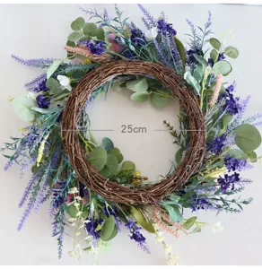Kunstvoller Lavendel-Kranz mit Eukalyptusblättern, ideal für Wand- und Türdekoration zu Hause.
