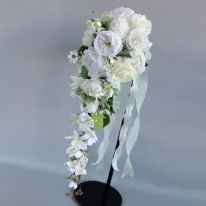 Weisser künstlicher Brautstrauss im Kaskadendesign für Hochzeitsfotografie und Dekoration.