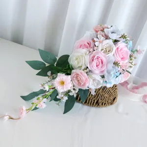 Bouquet de mariée artificiel en cascade avec des roses roses et blanches pour la décoration.