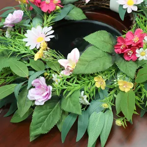 Künstlicher Frühlings Blumenkranz für die schöne Wanddekoration im Haus und Garten.