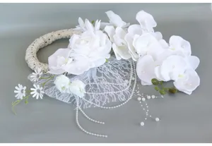 Weißer künstlicher Blumenkranz Detail mit Orchidee und Perlenkette für Hochzeit
