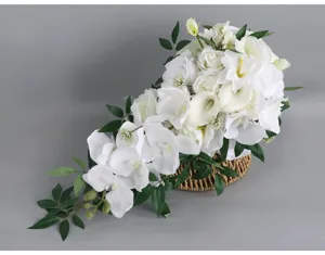 Detailansicht des weißen künstlichen Kaskadenbrautstraußes mit grünen Blättern für die Hochzeit.