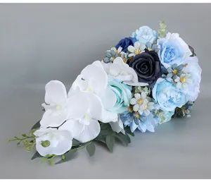 Kaskadierender Brautstrauß künstliche Hochzeitsblumen blaue weiße Rosen Orchideen Requisiten
