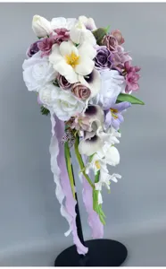 Nahaufnahme des künstlichen Wasserfall-Brautstraußes mit weiß-lila Tulpen und Rosen.