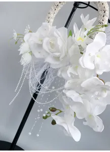 Eleganter künstlicher Blumenkranz in Weiß mit Perlen und Spitze für Hochzeitsfotografie-Requisiten