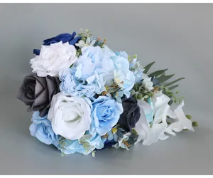 Detailansicht der eleganten blauen und weißen künstlichen Hochzeits-Kaskaden-Brautstraußblumen.