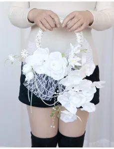 Nahaufnahme des Hochzeits-Blumenkranzes mit künstlichen Orchideen und feinen Perlen.