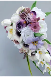 Künstlicher Tulpen Wasserfall Brautstrauß Detail, ideal für Outdoor Hochzeit Dekoration.