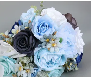Künstlicher Brautstrauß Nahaufnahme, elegante blaue weiße Rosen für Hochzeitsdekoration.
