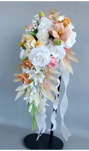 Nahaufnahme der künstlichen Kaskaden-Brautstraußdetails mit zarten weißen und rosa Rosen.