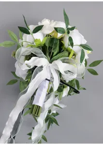 Künstlicher Braut Kaskaden Hochzeitsstrauß Detail mit weißen Rosen und schönen Schleifen.