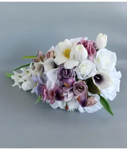 Atemberaubender kaskadenförmiger künstlicher Brautstrauß mit weißen Tulpen für Hochzeit.