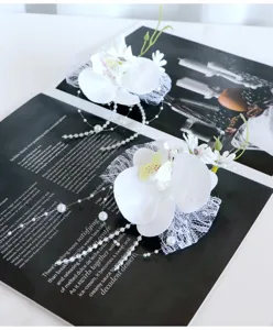 Exquisites künstliches weißes Orchideen-Armband mit zarter Spitze und Perlenschnüren für die Hochzeit.