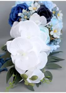 Brautstrauß künstliche Blumen Kaskade weiß blau Orchideen Hochzeitsfotografie Requisite
