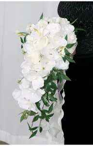 Weißer kaskadierender künstlicher Brautstrauß, elegante Hochzeitsblumen-Detailansicht.