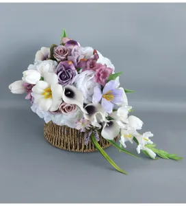 Detailansicht des künstlichen Brautstraußes mit kaskadierenden Seidenblumen für Hochzeiten.