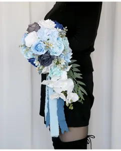 Kaskaden Brautstrauss mit blau weissen kuenstlichen Rosen Orchideen fuer Hochzeitsfotografie