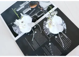 Weisse künstliche Orchideen Handgelenk Blume Hochzeit Braut Corsage mit Spitze und Perlen.