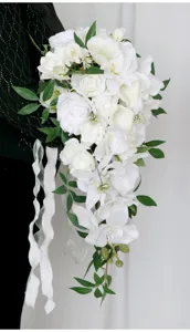 Künstlicher weißer kaskadierender Brautstrauß Seidenblumen Hochzeitsdeko Handblume für Braut.