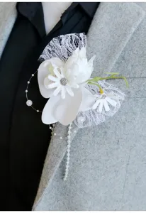 Detailaufnahme der weißen künstlichen Orchideen-Ansteckblume mit Spitze für Bräutigam Anzug.