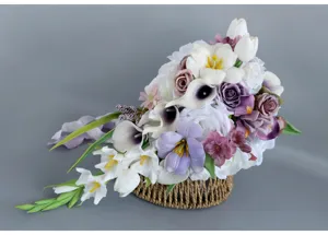 Künstlicher Wasserfall Brautstrauß mit lila und weißen Tulpen für Hochzeitsfotografie.