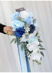 Wunderschöner künstlicher Kaskaden-Brautstrauß in Blau und Weiß für Hochzeitsfotostützen.
