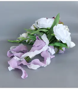 Detailaufnahme des künstlichen weißen Tulpen-Wasserfall-Brautstraußes für Hochzeitsfotos.