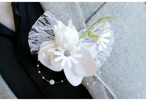 Weiße künstliche Orchideen Ansteckblume Detail für Hochzeitsanzug Zubehör Dekor.