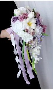 Kaskaden Brautstrauß mit künstlichen weißen und lila Rosen, Tulpen sowie langen Bändern.