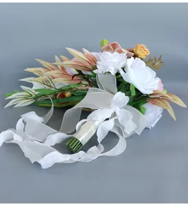 Eleganter künstlicher Kaskaden-Brautstrauß mit weißen Rosen und Chiffonband für Hochzeiten.