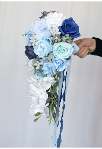 Atemberaubender blau-weißer Kaskaden Brautstrauß für Hochzeitsfotografie und Deko Requisiten.