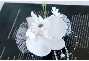 Künstliche Orchideen Ansteckblume mit Netz und Perlen für Hochzeitsfeier Brautdekor.