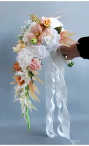 Eleganter künstlicher Brautstrauß im Kaskadenstil mit weißen Rosen und langen Bändern.