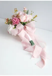 Roze kunstmatige roos bruidsboeket detail met chiffon lint, elegante huwelijksdecor