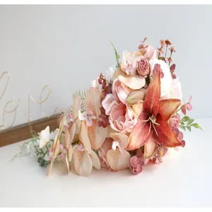 Λεπτομέρεια τεχνητής νυφικής ανθοδέσμης γάμου, κομψή σύνθεση από μεταξωτά λουλούδια.