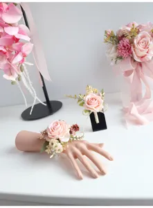 Kunstmatige bruiloft polsbloem en corsage set, elegante roze zijden roos bloemige details.