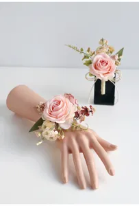 Kunstmatige roos polscorsage en boutonniere trouwset voor bruid en feestelijkheden.