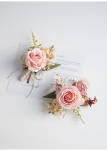 Elegante kunstmatige rozen polsbloem en corsage set voor huwelijksbruid en bruidsmeisje.