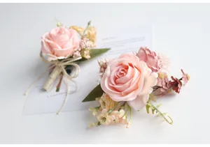 Detailopname van prachtige roze kunstmatige rozen corsages met zeer subtiele en fijne details.