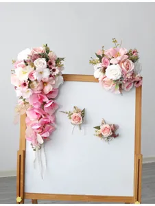 Kunstmatige bruiloft cascade boeket en corsage set in roze en wit voor bruidsdecoratie.