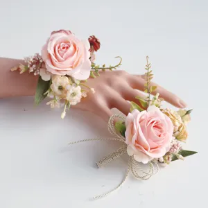 Elegante kunstmatige roze roos polscorsage en boutonnière set voor bruiloft feest.